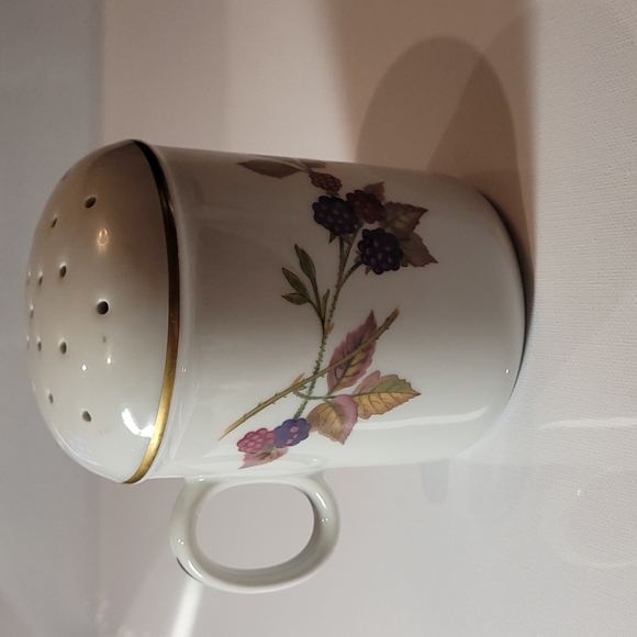 (#2)Royal worcester evesham gold sugar &cinnamon shaker - Picture 3 of 5